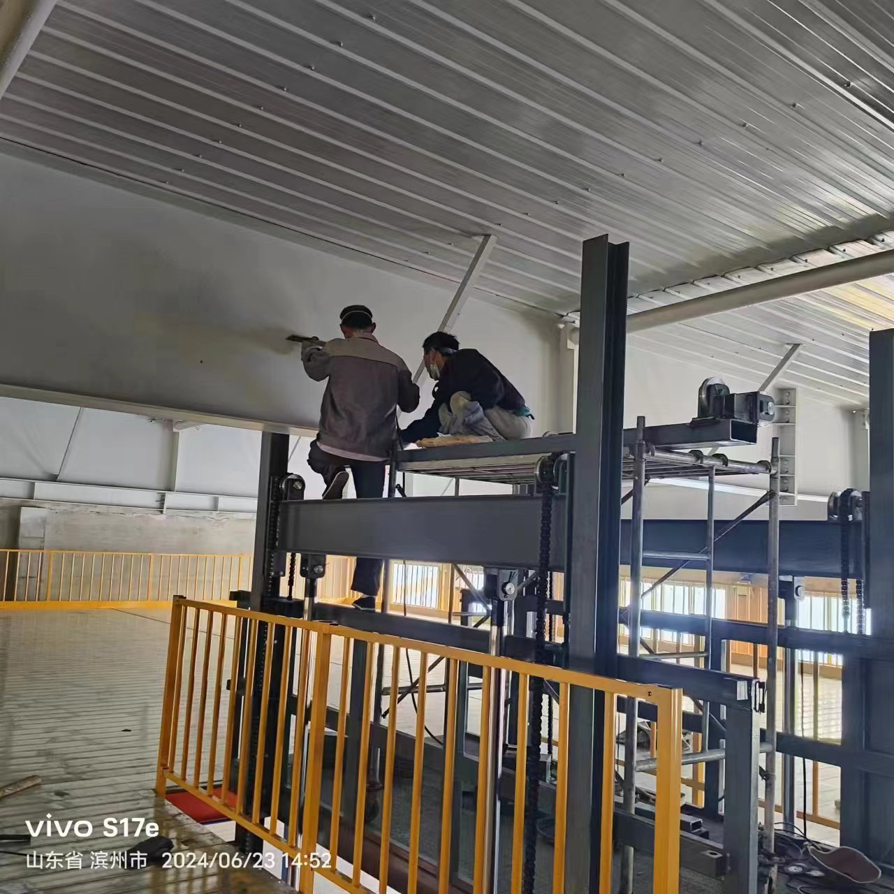 满足用户雨季使用要求争分夺秒提升升降平台安装进度